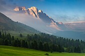 Italien,Trentino-Südtirol,Val di Funes,Dolomitenmassiv,das von der UNESCO zum Weltnaturerbe erklärt wurde,die typischen Hütten des Geislerparks (Puez Geisler)