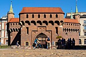 Polen,Woiwodschaft Kleinpolen,Krakau,Bezirk Stare Miasto,Weltkulturerbe,Altstadt,die Barbakane gegenüber der Stadtmauer und das Sankt-Florians-Tor