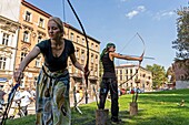 Polen,Woiwodschaft Kleinpolen,Krakau,Bezirk Stare Miasto,Weltkulturerbe,Altstadt,Bogenschießen am Fuße der Festungsmauern