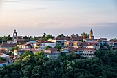 Georgien,Region Kachetien,Festungsdorf Sighnaghi,schneebedeckte Gebirgskette des Großen Kaukasus im Hintergrund