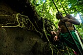 Ecuador,Tena,Eintauchen in das Leben der Waoranis am Rio Nushino,Saladero oder reiche Mineralsalztasche,wo sich die Tierwelt trifft