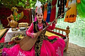 China,Autonome Region Xinjiang,Turfan oder Turpan,Traubental,Kaluts-Museum oder unterirdische Bewässerungskanäle,Frau in Tracht,die Dôtar spielt,oder traditionelle Luth