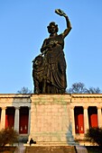 Deutschland,Bayern,München,Bavaria Statue von Ludwig von Schwanthaler vor der Ruhmeshalle von Leo von Klenze auf der Theresienwiese