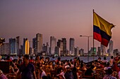 Kolumbien,Departement Bolivar,Cartagena of the Indies,koloniales Zentrum,das von der UNESCO zum Weltkulturerbe erklärt wurde,Café del Mar auf der Festungsmauer,die das historische Zentrum umgibt,mit der Meeresfront und den Gebäuden von Boca Grande im Hintergrund