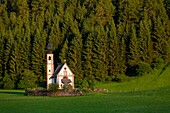 Italy, Trentino-Alto Adige, South Tyrol, Val di Funes, Ranui church with group of Dolomites of Puez Odle (Puez Geisler) in the background