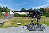 Switzerland, Canton of Vaud, Lausanne, Ouchy district, Olympic museum in Lausanne, Sculpture in the garden of the Olympic Museum