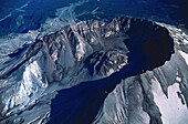 Vereinigte Staaten,Bundesstaat Washington,Vulkanausbruch des Mount Saint Helens,Tausende von Baumstämmen abgeschossen,Spirit Lake,aus der Luft gesehen (Luftaufnahme)