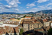 Schweiz,Genf,Altstadt,Kathedrale St. Pierre aus dem 13. Jahrhundert,seit 1535 die wichtigste protestantische Kirche,Blick vom Glockenturm auf die Stadt