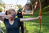 Polen,Woiwodschaft Kleinpolen,Krakau,Bezirk Stare Miasto,Weltkulturerbe,Altstadt,Bogenschießen am Fuße der Festungsmauern