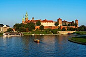 Polen,Woiwodschaft Kleinpolen,Krakau,Bezirk Stare Miasto,von der UNESCO zum Weltkulturerbe erklärt,die Weichsel und die Altstadt,mit Blick auf den Hügel und das Schloss Wawel und seine Kathedrale über der Weichsel