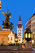 Germany, Bavaria, Munich, Marienplatz, fountain with Marian Column (Mariensäule) and the old Town Hall (Altes Rathaus)