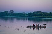 Kolumbien,Bolivar,Santa Cruz de Mompox,von der UNESCO zum Weltkulturerbe erklärt,Kanus,die den Rio Magdalena von einem Ufer zum anderen überqueren