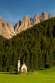 Italien,Trentino-Südtirol,Val di Funes,Dolomitenmassiv,das von der UNESCO zum Weltnaturerbe erklärt wurde,Kirche von Ranui,im Hintergrund die Dolomitengruppe der Geislergruppe (Puez Odle)