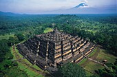 Indonesien,Zentral-Java,Buddhistischer Tempel Borobudur von oben (Luftaufnahme)