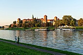 Polen,Woiwodschaft Kleinpolen,Krakau,Bezirk Stare Miasto,von der UNESCO zum Weltkulturerbe erklärt,die Weichsel und die Altstadt,mit Blick auf den Hügel und das Schloss Wawel und seine Kathedrale über der Weichsel