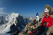 Frankreich,Hautes Alpes,Oisans-Massiv,Ecrins-Nationalpark,Hochgebirgswanderung zum Roche Faurio,Cordée mit dem Gipfel und der Kuppel und Bar der Ecrins