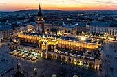 Polen,Woiwodschaft Kleinpolen,Krakau,Bezirk Stare Miasto,Weltkulturerbe,Altstadt,Marktplatz,Tuchhalle und Belfried in der Abenddämmerung