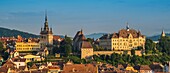 Rumänien,Siebenbürgen,Schäßburg (Sighisoara),eine der sieben befestigten sächsischen Städte Siebenbürgens,von der UNESCO zum Weltkulturerbe erklärt,Übersicht mit dem Rathaus und Turnul cu ceas (Uhrenturm)