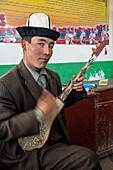 China,Autonome Region Xinjiang,Pamir-Hochland,Weiden und halbnomadische Kirgisen-Gemeinschaften am Karakul-See,Subash-Kirgis-Schule,Professor spielt Dôtar oder traditionelle Luth