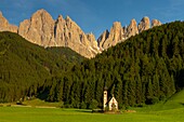 Italien,Trentino-Südtirol,Val di Funes,Dolomitenmassiv,das von der UNESCO zum Weltnaturerbe erklärt wurde,Kirche von Ranui,im Hintergrund die Dolomitengruppe der Geislergruppe (Puez Odle)