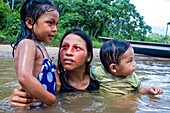 Ecuador,Tena,Lebenserfahrung mit den Waoranis des Rio Nushino,Waten im Nushino-Rio