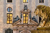 Deutschland,Bayern,München,Bayerischer Löwe vor der Feldherrenhalle und Münchner Residenz (Residenzmuseum),dem ehemaligen Königsschloss