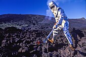 Frankreich,Insel Reunion,Vulkan Piton de la Fournaise,Lava-Probenahme auf dem Vulkan Piton de la Fournaise