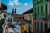 Ecuador,Quito,Perspektive durch das koloniale Zentrum,eingetragenes Weltkulturerbe,über die Basilika des Nationalen Gelübdes,aus dem 19. Jahrhundert,im neugotischen Stil