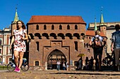 Polen,Woiwodschaft Kleinpolen,Krakau,Bezirk Stare Miasto,Weltkulturerbe,Altstadt,die Barbakane mit Blick auf die Stadtmauer und das Sankt-Florians-Tor