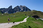 Italien,Venetien,Provinz Belluno,Dolomiten,UNESCO-Welterbe,Passo Giau oder Santa-Lucia-Pass (2462 m),Frau beim Wandern