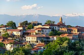 Georgien,Region Kachetien,Festungsdorf Sighnaghi,schneebedeckte Gebirgskette des Großen Kaukasus im Hintergrund