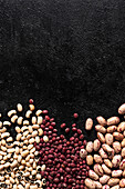 Bohnen auf schwarzem Hintergrund für Banner