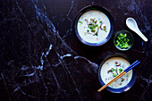Vegane Pilzcremesuppe nach okinawanischer Art,zubereitet mit Shiitake-Pilzen,pflanzlicher Milch und weißer Miso-Paste.