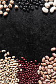 Bohnen auf schwarzem Hintergrund für Banner
