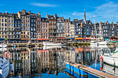 Bunter Jachthafen,Innenhafen,Honfleur,Frankreich. Honfleur ist berühmt für seine Spiegelungen,die Monet inspirierten.