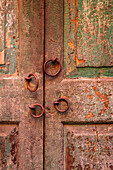 Indien,Westbengalen,Kolkata. Tür mit ornamentalen Ringen