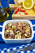 Oktopus-Salat (aus gekochtem Oktopus,Olivenöl,Zitrone,Knoblauch,Chili,Petersilie,Pfeffer und Salz)