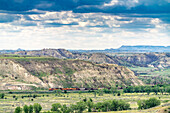 USA,North Dakota,Theodore Roosevelt National Park. Ein Zug fährt durch den Park