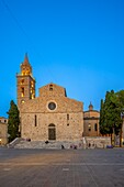 Facade of Piazza Martiri della Liberta, Cathedral of Santa Maria Assunta, Teramo, Abruzzo, Italy, Europe