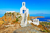 Blick auf die Kirche Agios Konstantinos und die Bucht von Livadi in der Ferne,Chora,Insel Serifos,Kykladen,Griechische Inseln,Griechenland,Europa