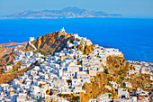 Blick auf das Dorf Chora und die Insel Sifnos in der Ferne,Chora,Insel Serifos,Kykladen,Griechische Inseln,Griechenland,Europa