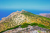 Blick auf das Propheten-Elias-Kloster auf dem Gipfel der Nordküste der Insel Sifnos,Insel Sifnos,Kykladen,Griechische Inseln,Griechenland,Europa