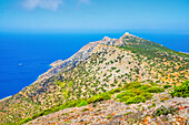 Blick auf das Prophet-Elias-Kloster auf der Spitze der Nordküste der Insel Sifnos,Insel Sifnos,Kykladen,Griechische Inseln,Griechenland,Europa