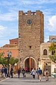 Uhrenturm und Mittleres Tor,Taormina,Messina,Sizilien,Italien,Mittelmeer,Europa