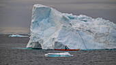 Kajakfahrer zwischen den schwimmenden Eisbergen,Ilulissat Eisfjord,UNESCO-Welterbe,Westgrönland,Dänemark,Polarregionen