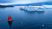 Luftaufnahme eines roten Segelboots im Ilulissat-Eisfjord,UNESCO-Welterbe,Westgrönland,Dänemark,Polarregionen