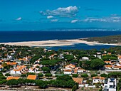 Die Lagoa de Albufeira,eine malerische Lagune,die in einen schönen Strand mündet,die Praia da Lagoa de Albufeira,Costa da Caparica,Portugal,Europa