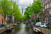 Groenburgwal-Kanal mit Zuiderkerk-Turm im Hintergrund,Amsterdam,Niederlande,Europa