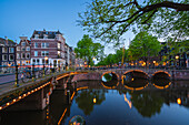 Beleuchtete Brücke über den Brouwersgracht-Kanal in der Dämmerung,Amsterdam,Niederlande,Europa