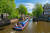 Touristenboot auf dem Brouwersgracht-Kanal,Amsterdam,Niederlande,Europa